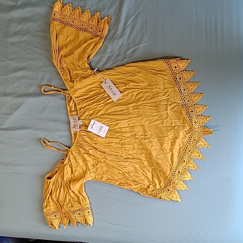 Ladies top. Yellow/gold Medium. 100% Rayon